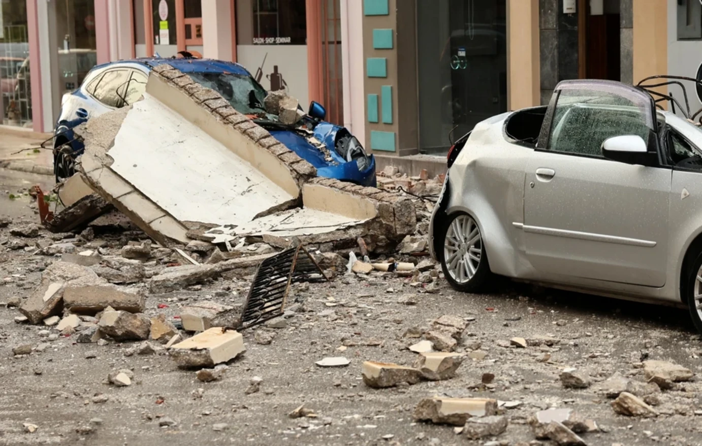 Λαύριο: «Έπεφταν πέτρες πάνω μου – Από θαύμα σώθηκα» δήλωσε η γυναίκα που γλύτωσε από την πτώση των μπαλκονιών