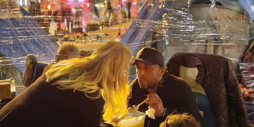 Π.Ρούτσι: Η στιγμή που τερματίζει την απεργία πείνας και τρώει την πρώτη μπουκιά φαγητό μετά από 23 μέρες (φώτο)