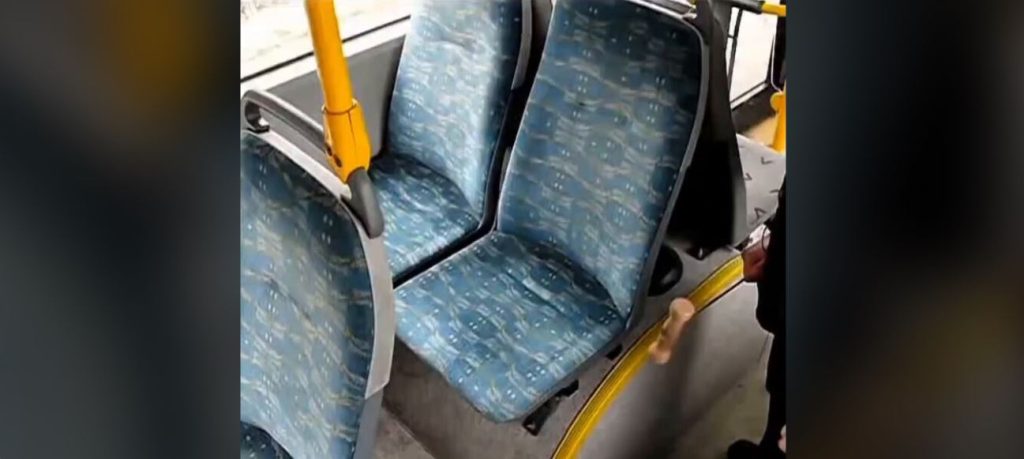 Δείτε πόση βρωμιά κρύβουν τα καθίσματα των αστικών λεωφορείων (βίντεο)