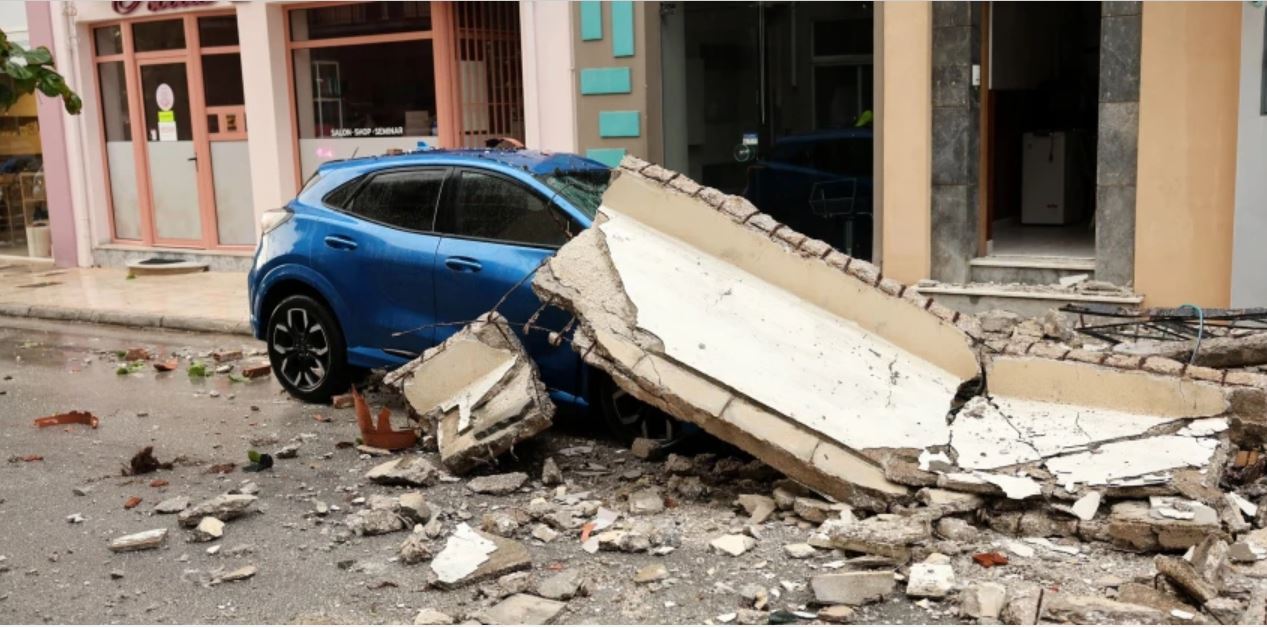 Δείτε βίντεο από την πτώση μπαλκονιού στο Λαύριο – Γυναίκα σώθηκε την τελευταία στιγμή