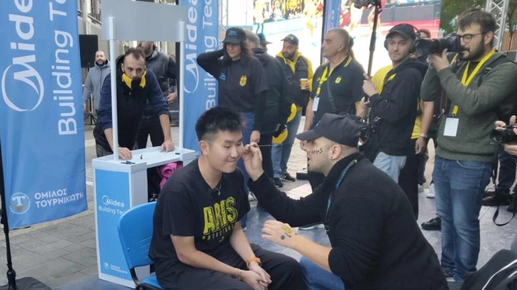 Ρίτσαρντ Σιάο: Έβαψαν τον δισεκατομμυριούχο ιδιοκτήτη του Άρη στα χρώματα της ομάδας (φωτο)