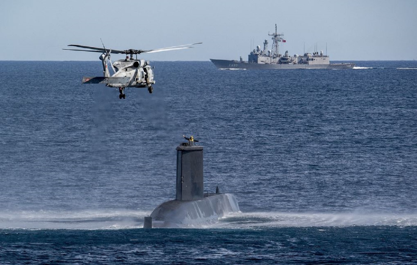 Το τουρκικό Ναυτικό με 91 πλοία και το «μίνι» αεροπλανοφόροTCG Anadolu βγήκε σε Αιγαίο & Αν.Μεσόγειο (vids)