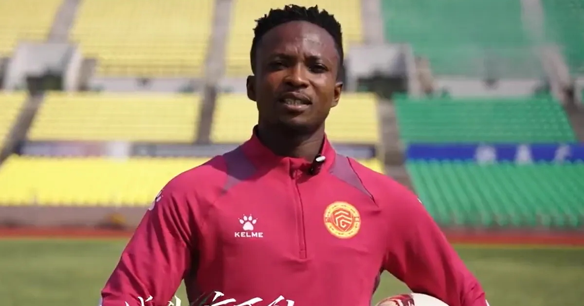 Κίνα: Η στιγμή που ποδοσφαιριστής σπάει τον λαιμό του μετά από πτώση πάνω σε διαφημιστική πινακίδα (βίντεο)