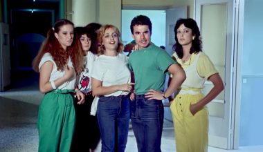 Η ελληνική ταινία-θρύλος της βιντεοκασέτας που βασίστηκε στον αυτοσχεδιασμό των ηθοποιών της