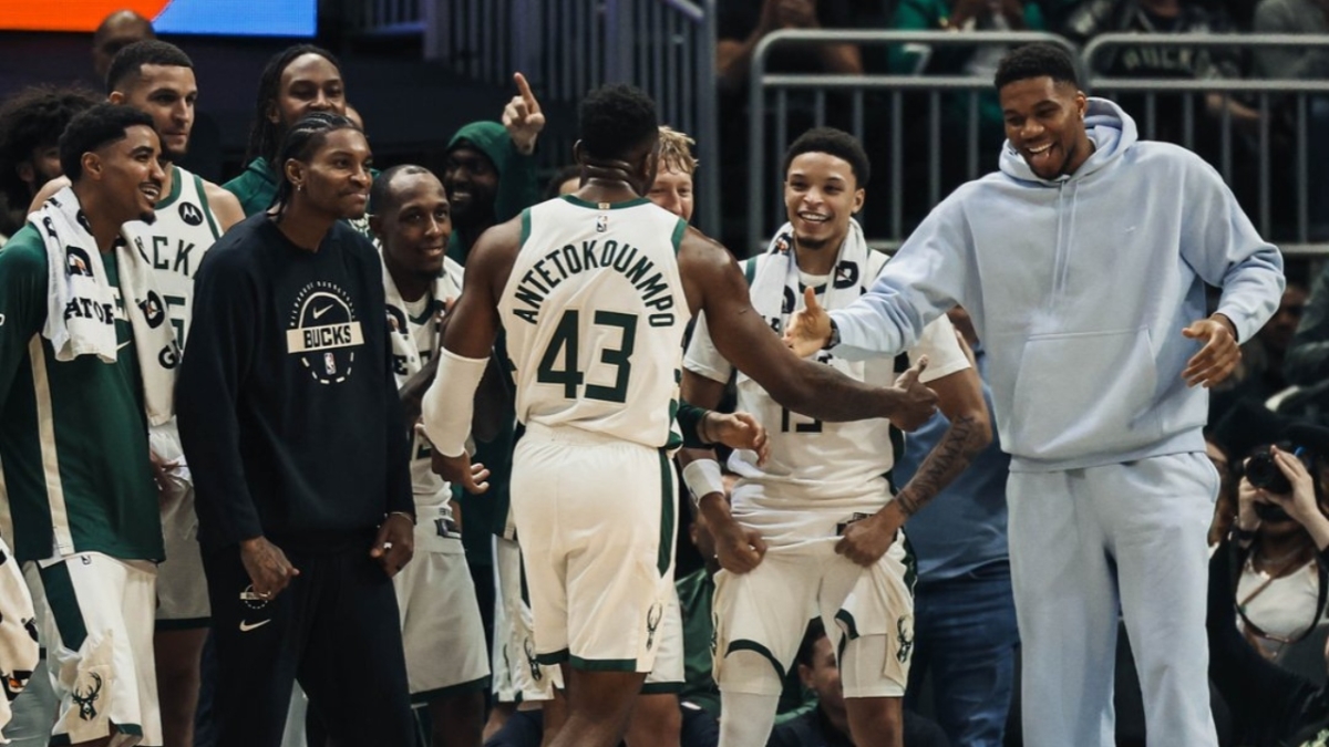 Δείτε το εντυπωσιακό κάρφωμα από τον Θανάση Αντετοκούνμπο με τη φανέλα των Μιλγουόκι Μπακς (βίντεο)