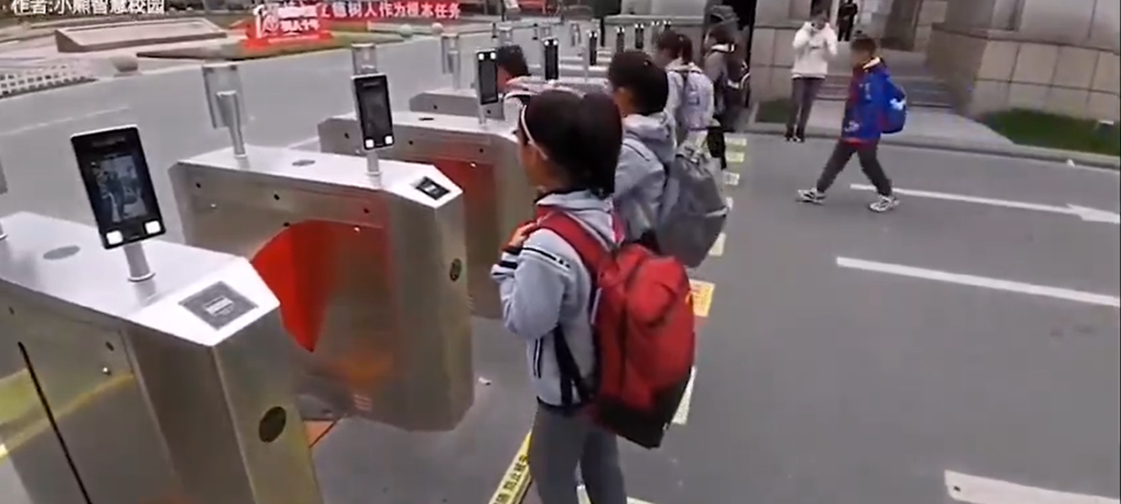 Βίντεο: Μαθητές στην Κίνα δεν μπορούν να μπουν ή να βγουν από το σχολείο χωρίς αναγνώριση προσώπου!