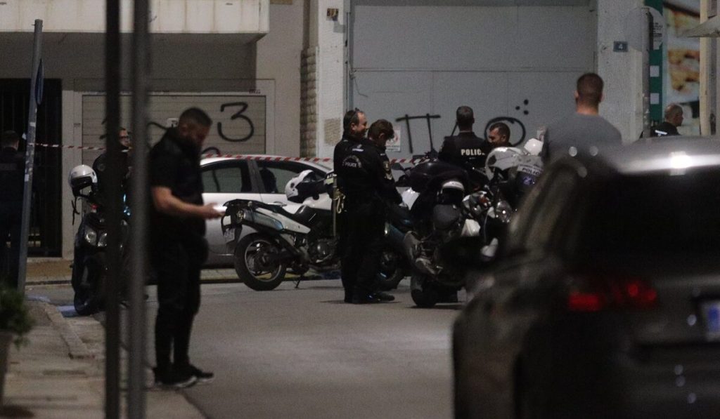 Δολοφονία 31χρονου Ουκρανού στον Άγιο Παντελεήμονα: Oι Αρχές αναζητούν τρίτο άτομο που έφυγε από το διαμέρισμα