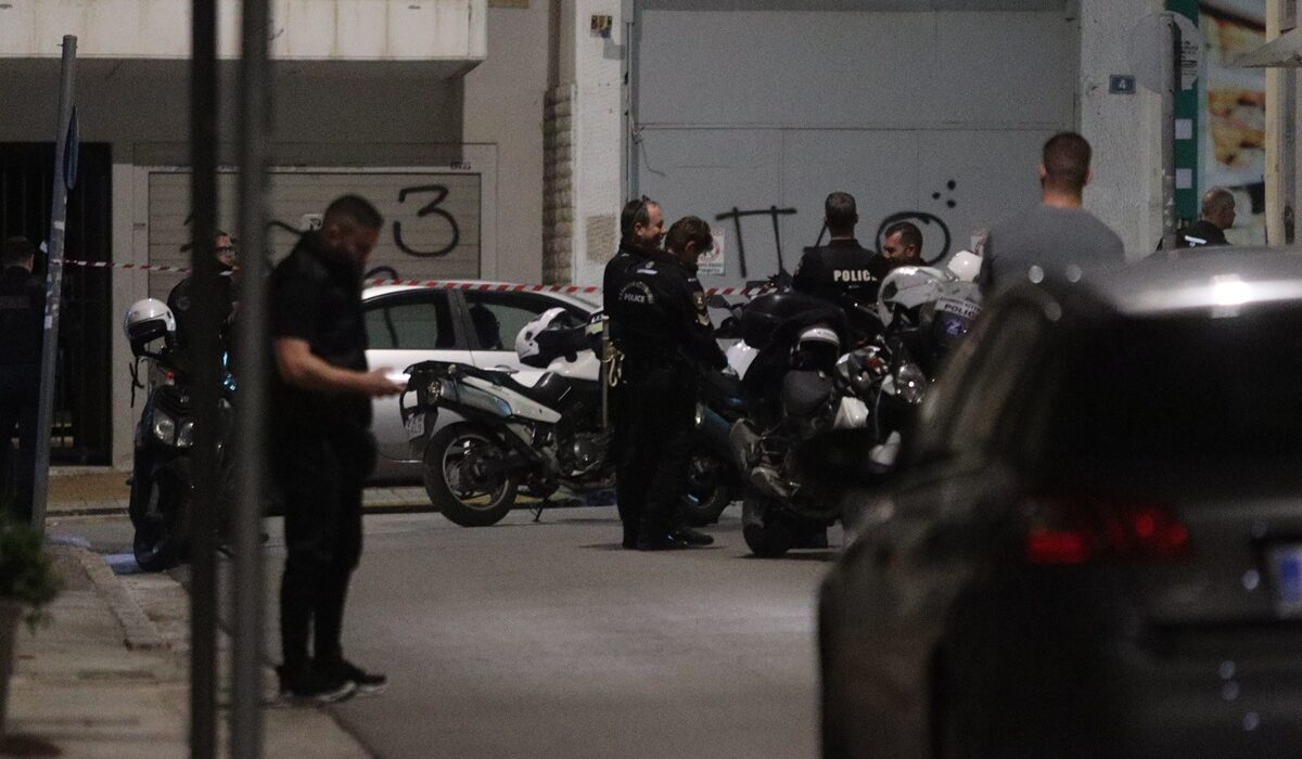 Δολοφονία 31χρονου Ουκρανού στον Άγιο Παντελεήμονα: Oι Αρχές αναζητούν τρίτο άτομο που έφυγε από το διαμέρισμα