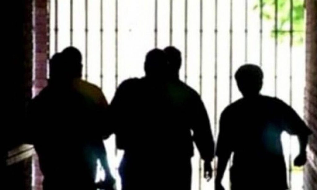 «Ήταν εφτά κι εγώ μόνος μου»: 14χρονος έπεσε θύμα άγριου ξυλοδαρμού σε προαύλιο σχολείου στην Αθήνα (βίντεο)