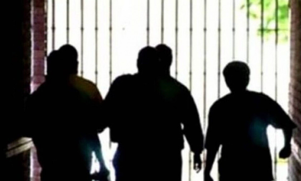 «Ήταν εφτά κι εγώ μόνος μου»: 14χρονος έπεσε θύμα άγριου ξυλοδαρμού σε προαύλιο σχολείου στην Αθήνα (βίντεο)