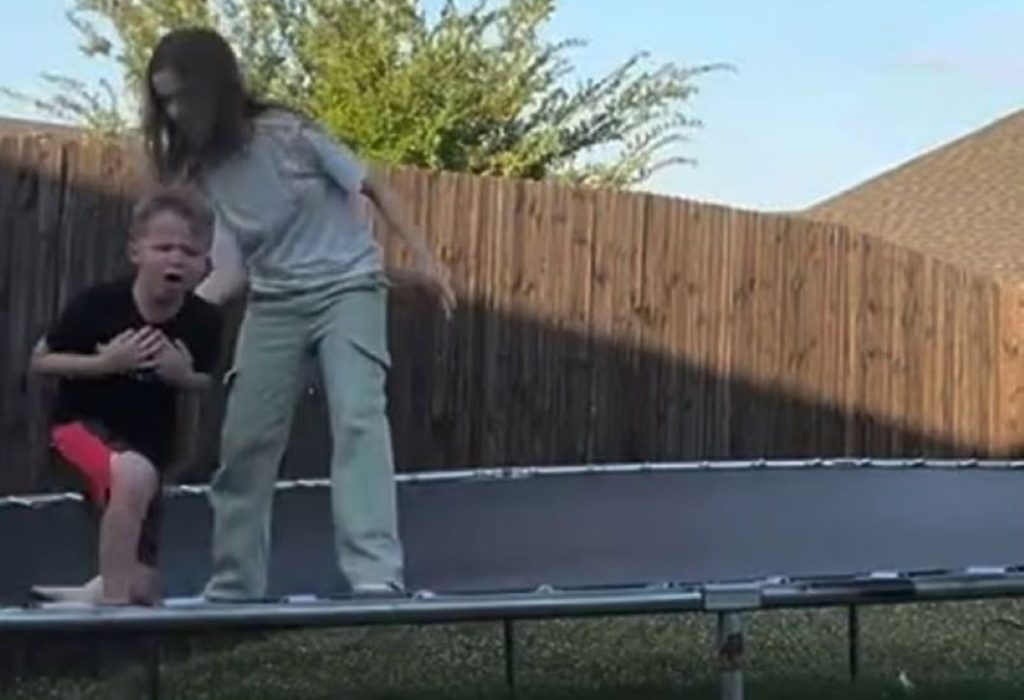 ΗΠΑ: Η στιγμή που 10χρονη σώζει τον 7χρονο αδελφό της από βέβαιο πνιγμό πάνω σε τραμπολίνο (βίντεο)
