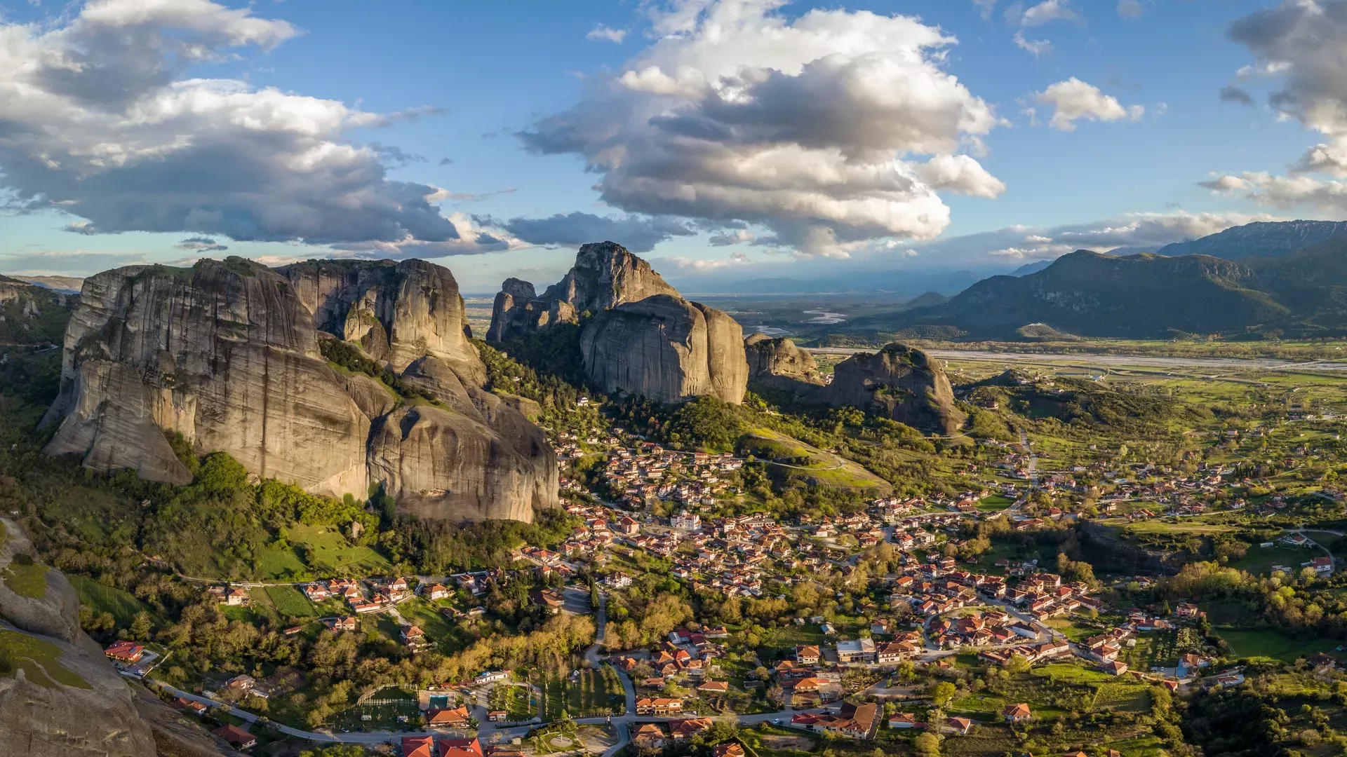 Καστράκι: Το γραφικό χωριό των Τρικάλων που είναι κτισμένο ανάμεσα στα βράχια (φωτο)