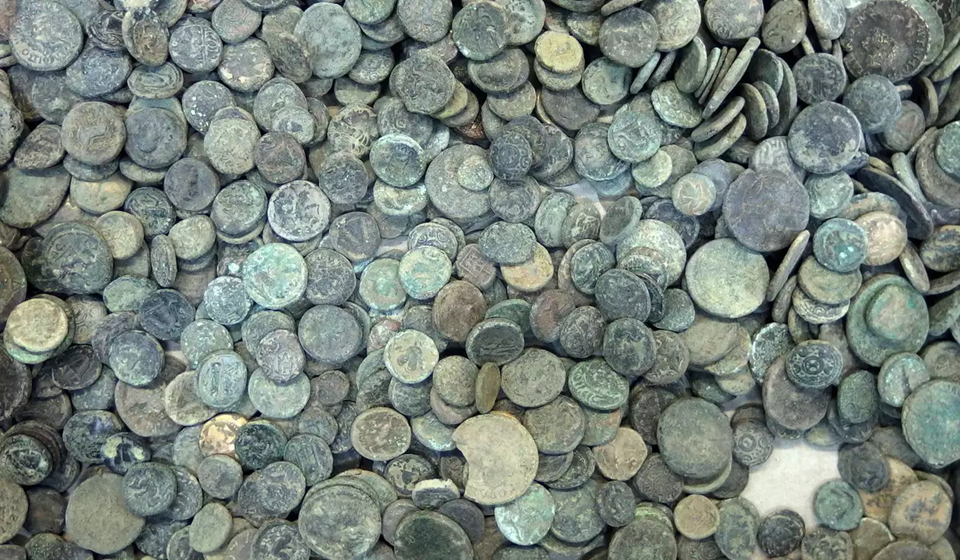 Σουηδία: Άνδρας έσκαβε για… σκουλήκια και βρήκε 20.000 νομίσματα από το Μεσαίωνα μέσα σε χάλκινο καζάνι!