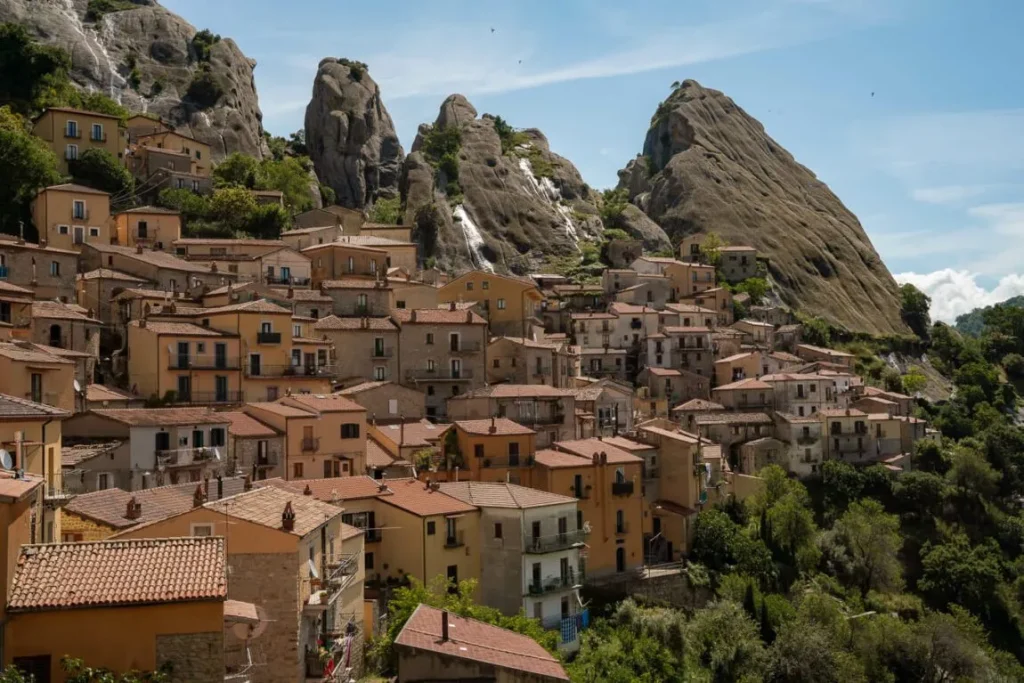 Πιετραπερτόζα: Το γραφικό χωριό της Ιταλίας, πόλος έλξης για τους λάτρες των χειμερινών σπορ – Δείτε φωτογραφίες