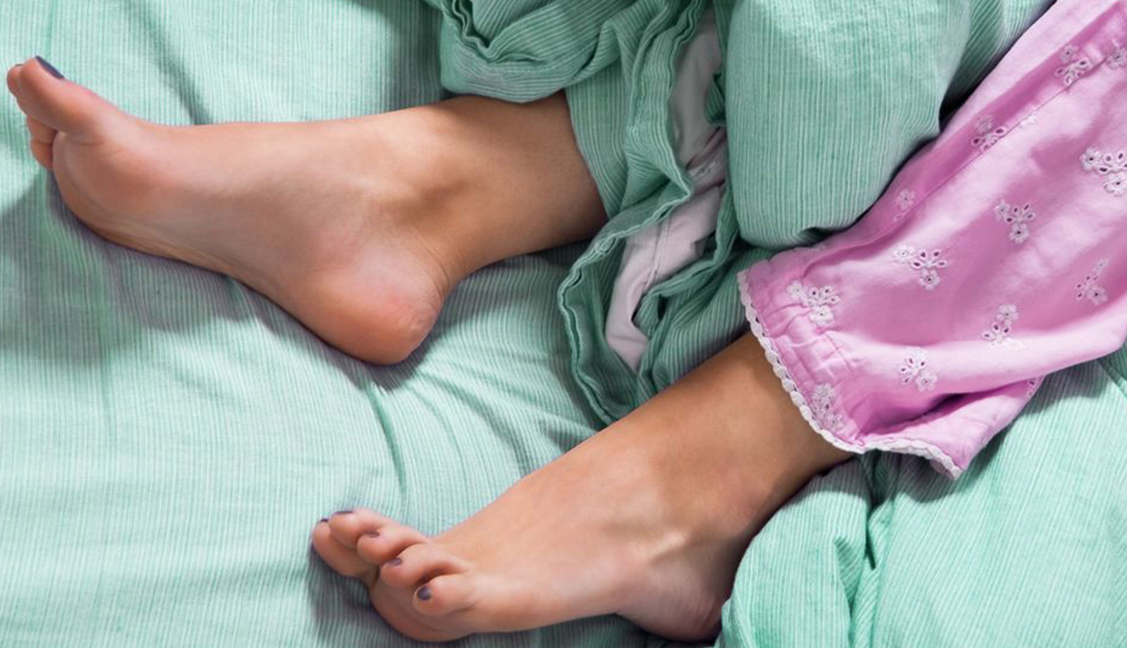 Αυτός είναι ο λόγος που σου αρέσει να κοιμάσαι με το ένα πόδι έξω από τα σκεπάσματα