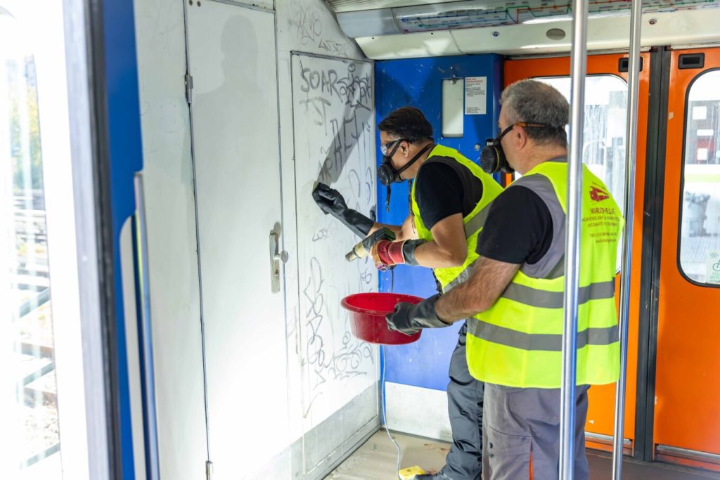Σε εξέλιξη το σχέδιο για τον καθαρισμό των βαγονιών στα ΜΜΜ από τα γκράφιτι – Δείτε φωτογραφίες