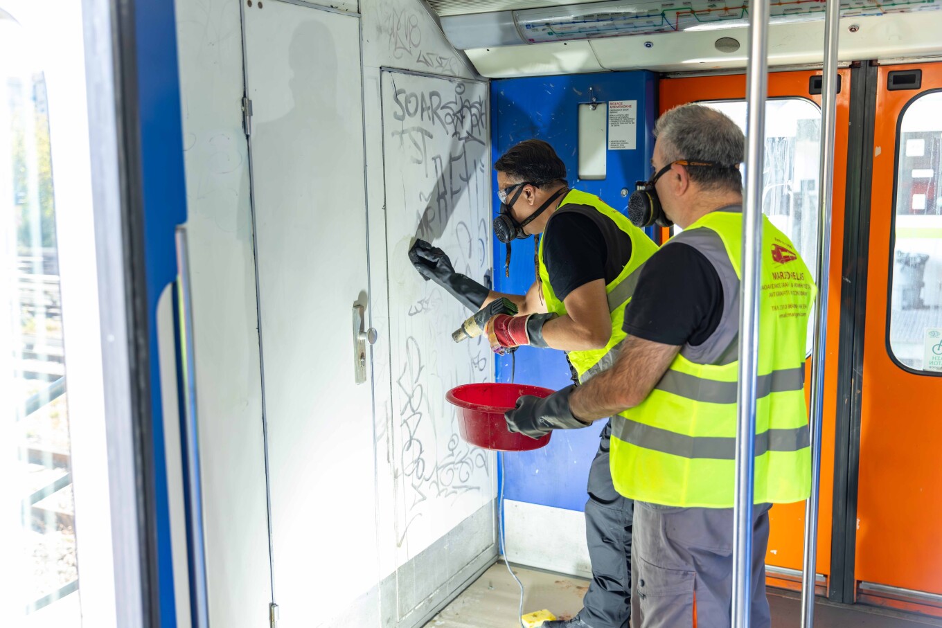 Σε εξέλιξη το σχέδιο για τον καθαρισμό των βαγονιών στα ΜΜΜ από τα γκράφιτι – Δείτε φωτογραφίες