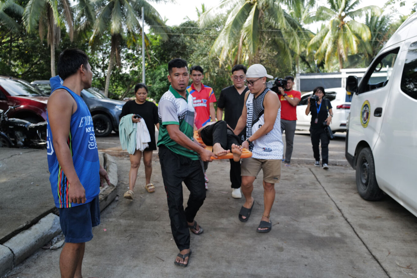 Οι Φιλιππίνες μετρούν τις καταστροφές των 7,4 Ρίχτερ: Οκτώ νεκροί και απέραντα συντρίμμια – Δείτε φωτογραφίες