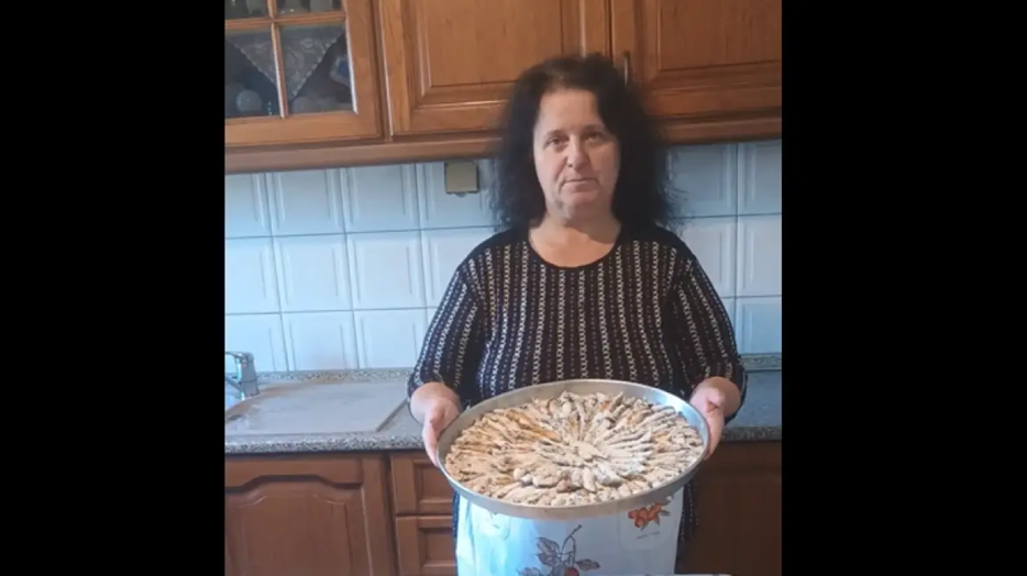 Βασιλική Παπαδοπούλου: Η νοικοκυρά από τις Πρέσπες που έχει γίνει viral για τα φαγητά που παρουσιάζει (βίντεο)