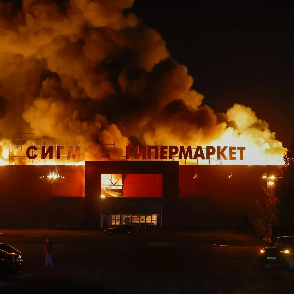 Ουκρανικά drones κτύπησαν εμπορικό κέντρο στο Ντόνετσκ: Στις φλόγες το κτίριο (βίντεο)