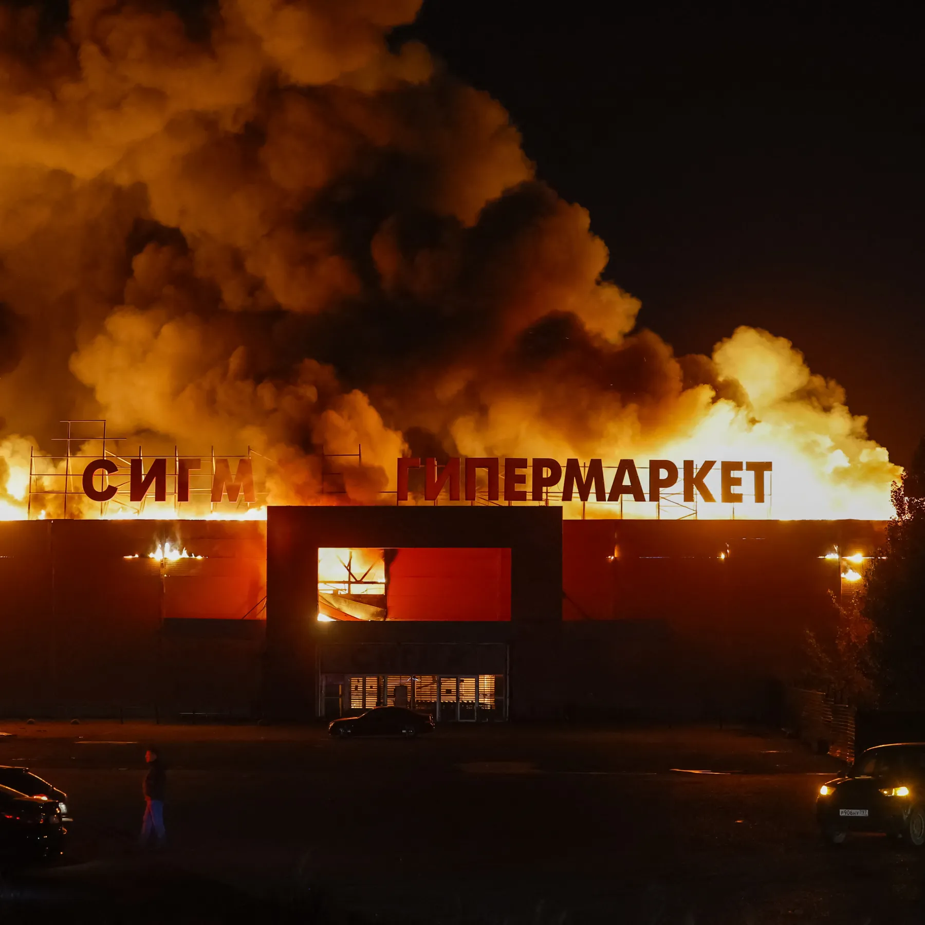 Ουκρανικά drones κτύπησαν εμπορικό κέντρο στο Ντόνετσκ: Στις φλόγες το κτίριο (βίντεο)