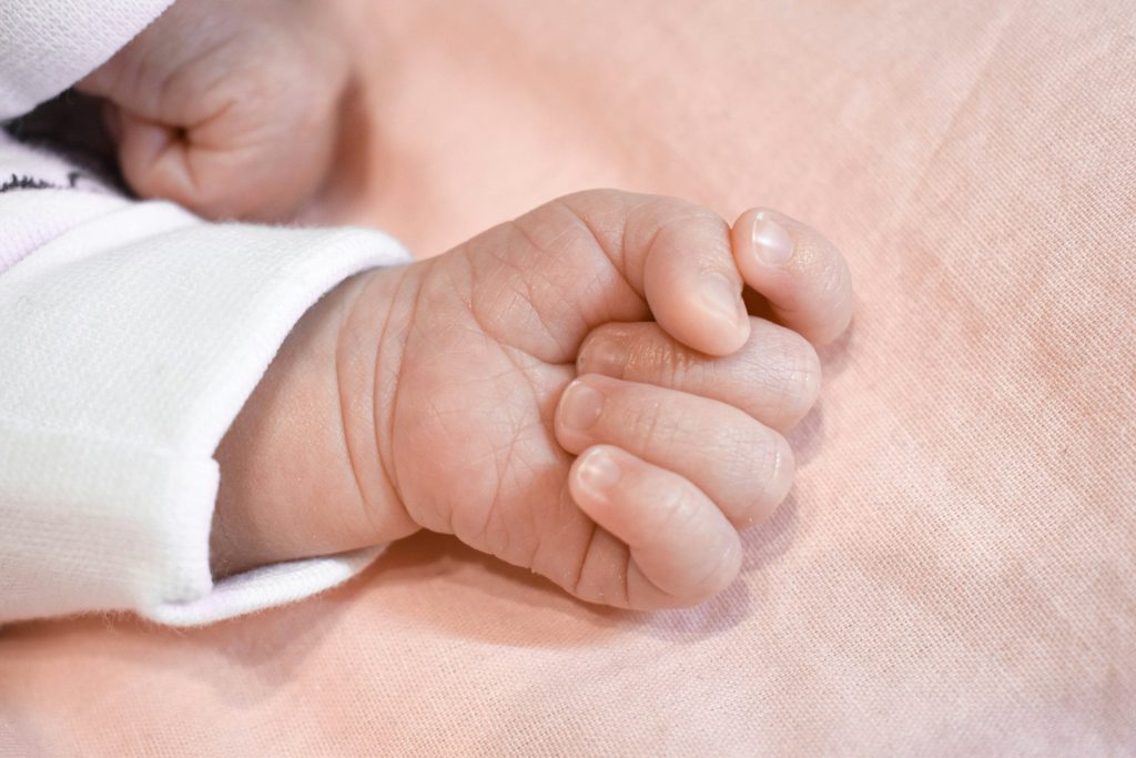 Πατήσια: Μαριχουάνα κάπνισε ο Αιγύπτιος δίπλα στο 1 έτους βρέφος του – Κινδύνευσε με ανακοπή