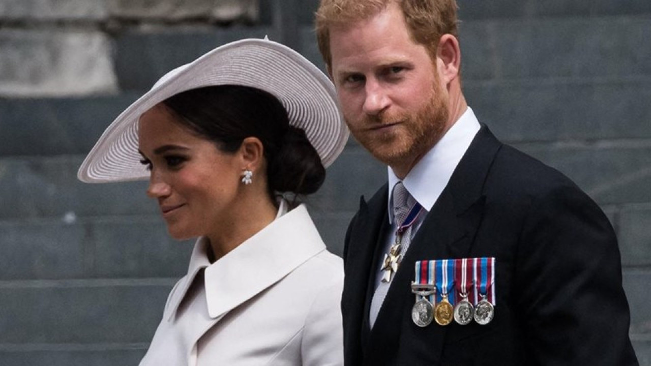 Αμήχανη στιγμή για τους Μ.Mαρκλ και πρίγκιπα Χάρι: Του απομακρύνει το χέρι ενώ προσπαθεί να την αγκαλιάσει (βίντεο)