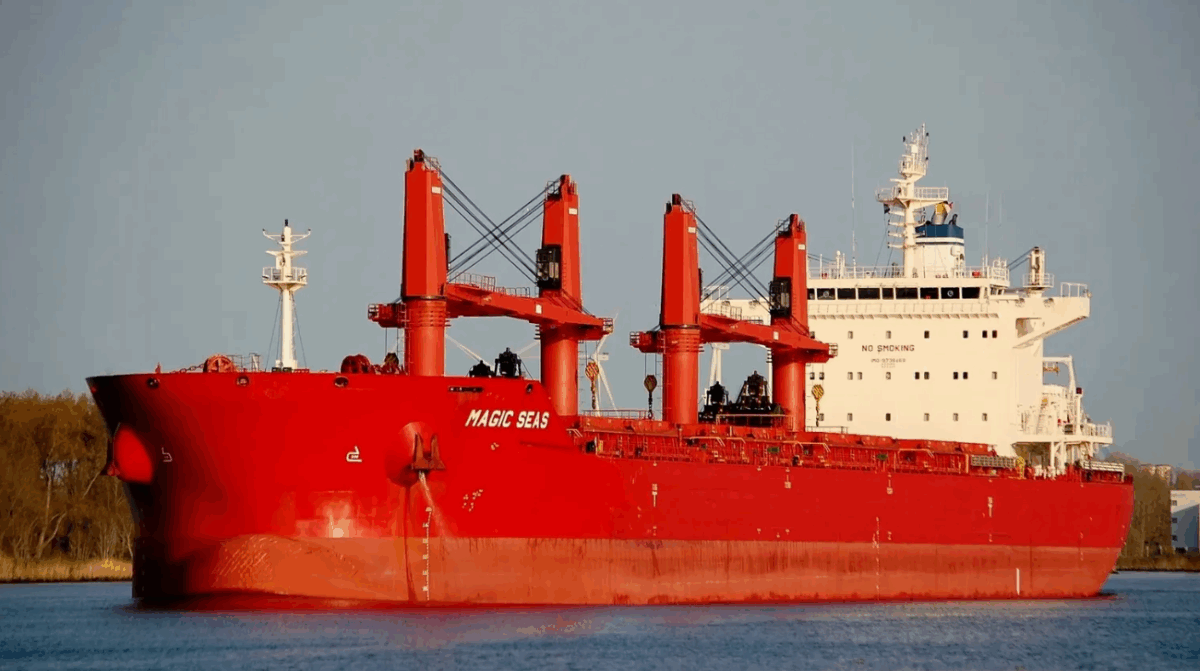 Χτύπημα των Χούθι στο ελληνικό πλοίο «MV Magic Seas» στην Ερυθρά Θάλασσα: «Η θάλασσα έγινε πεδίο μάχης»