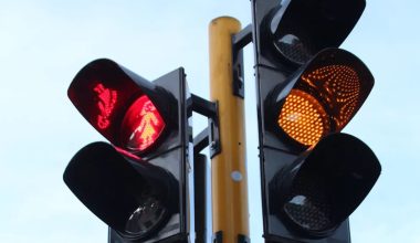 Tι ορίζει ο νέος ΚΟΚ για το πορτοκαλί φανάρι: Αυτό είναι το πρόστιμο με το οποίο κινδυνεύουν οι οδηγοί