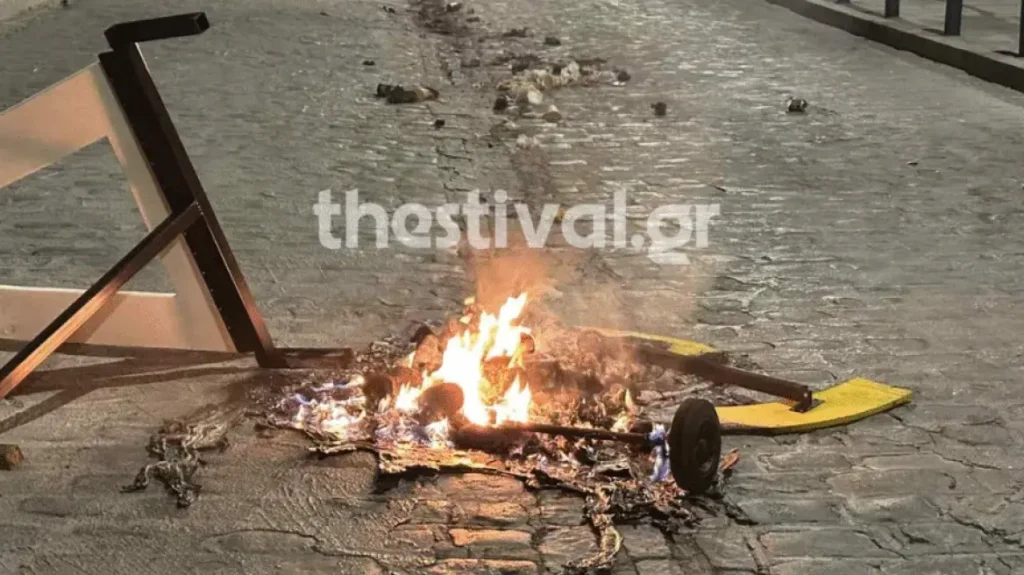 Θεσσαλονίκη: Κουκουλοφόροι έστησαν οδοφράγματα δίπλα στο νοσοκομείο Άγιος Δημήτριος (βίντεο)