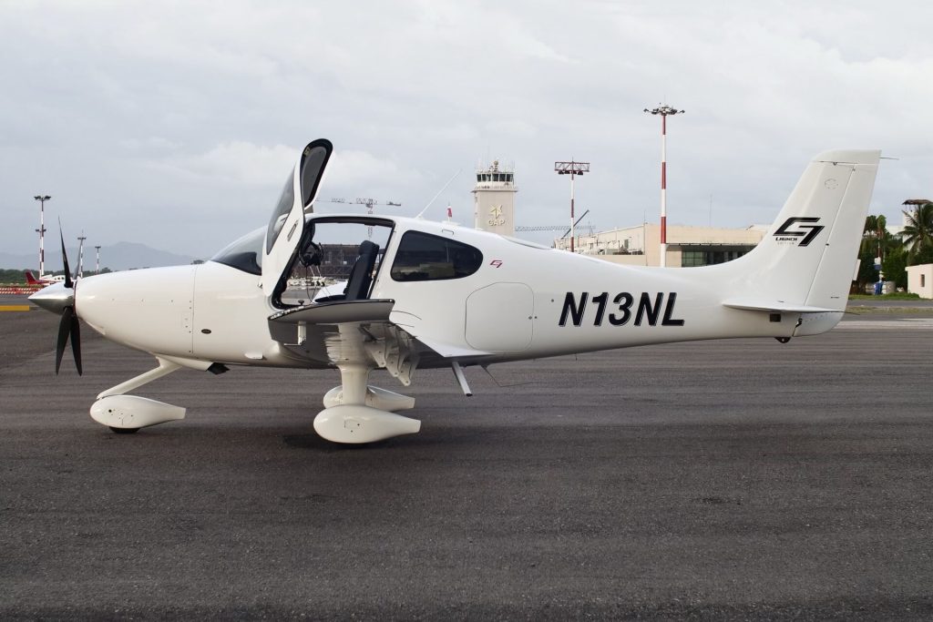 Μονοκινητήριο «Cirrus SR-22» συνετρίβη στο Τέξας πάνω σε φορτηγά – Δείτε βίντεο