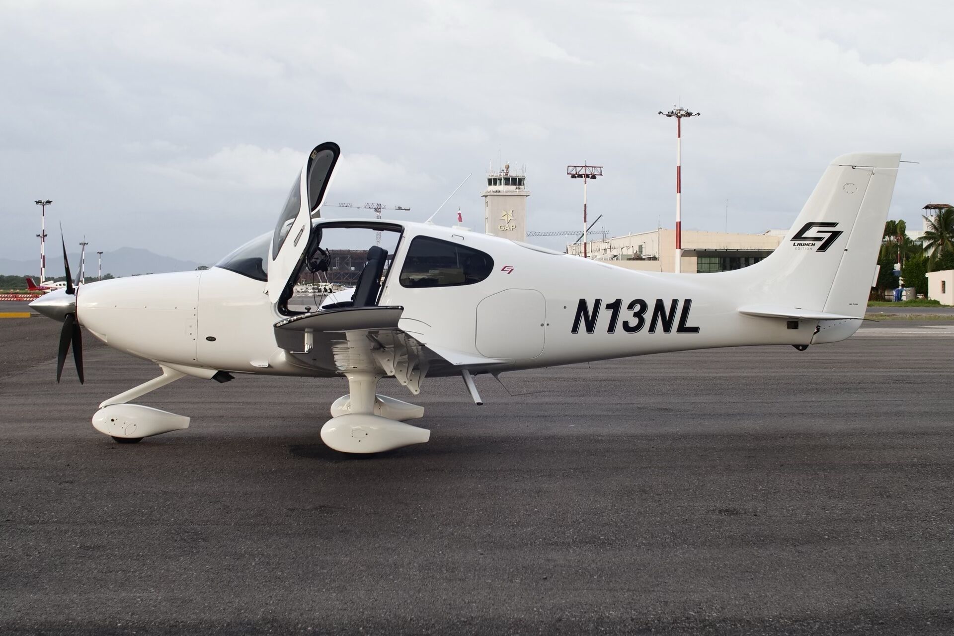 Μονοκινητήριο «Cirrus SR-22» συνετρίβη στο Τέξας πάνω σε φορτηγά – Δείτε βίντεο