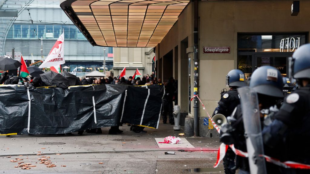 Ελβετία: Άγρια επεισόδια στην Βέρνη μεταξύ αστυνομικών και φιλοπαλαιστίνιων διαδηλωτών – Δείτε βίντεο