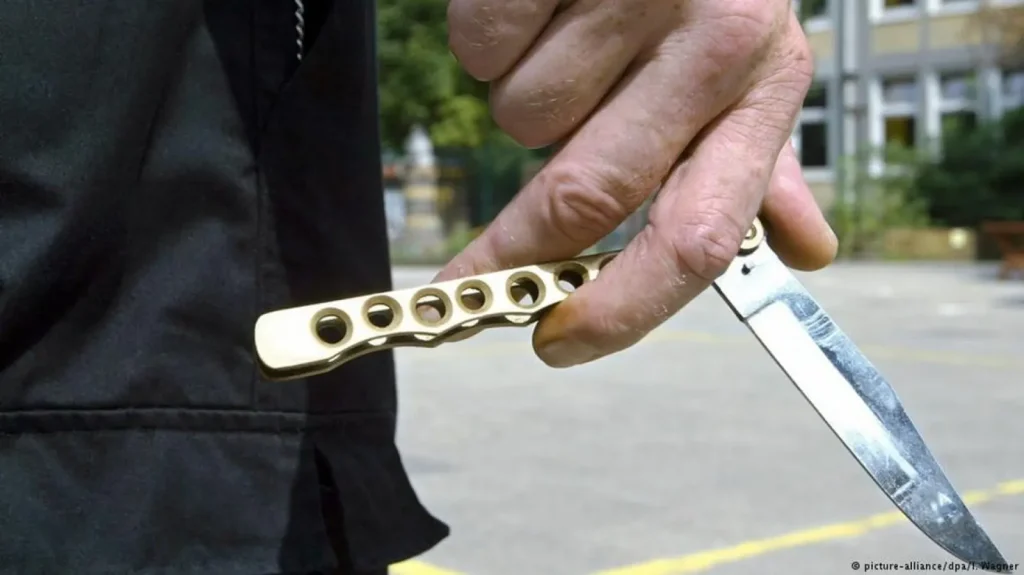 Ξεφεύγει η νεανική παραβατικότητα: 17χρονος απείλησε με σουγιά συνομήλικό του μετά τη λήξη ποδοσφαιρικού αγώνα