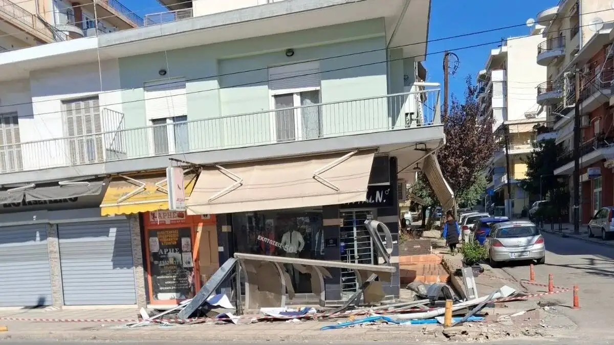 Θηλυκός «Μπισμπίκης» στον Εύοσμο της Θεσσαλονίκης διέλυσε με το ΙΧ της στάση λεωφορείου! (φωτο)