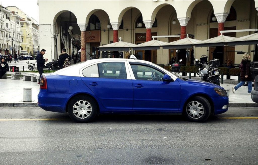 Θεσσαλονίκη: Οδηγός ταξί εμβόλισε αστυνομικό και τον εγκατέλειψε τραυματισμένο – Αναζητείται από τις Αρχές