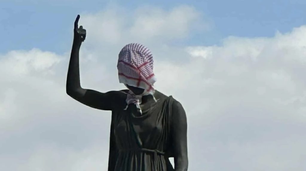 Άγνωστοι κουκούλωσαν με παλαιστινιακή μαντίλα το Μνημείο Ελευθερίας στη Λευκωσία – Δείτε φωτογραφίες