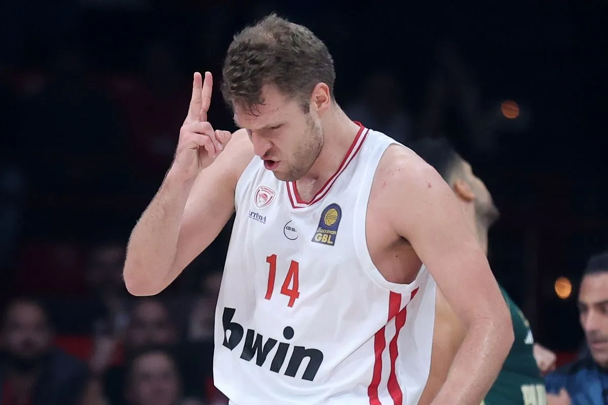 Ολυμπιακός – Παναθηναϊκός 90-86: Με «καυτό» Βεζένκοφ οι Πειραιώτες πήραν την πρώτη νίκη σε ντέρμπι της σεζόν (vid)