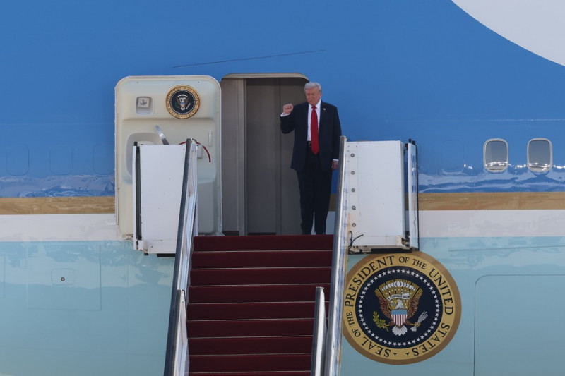 «Γράφεται Ιστορία»: Η στιγμή που ο Ν.Τραμπ κατέβηκε με υψωμένη την γροθιά από το Air Force One (βίντεο, φωτό)