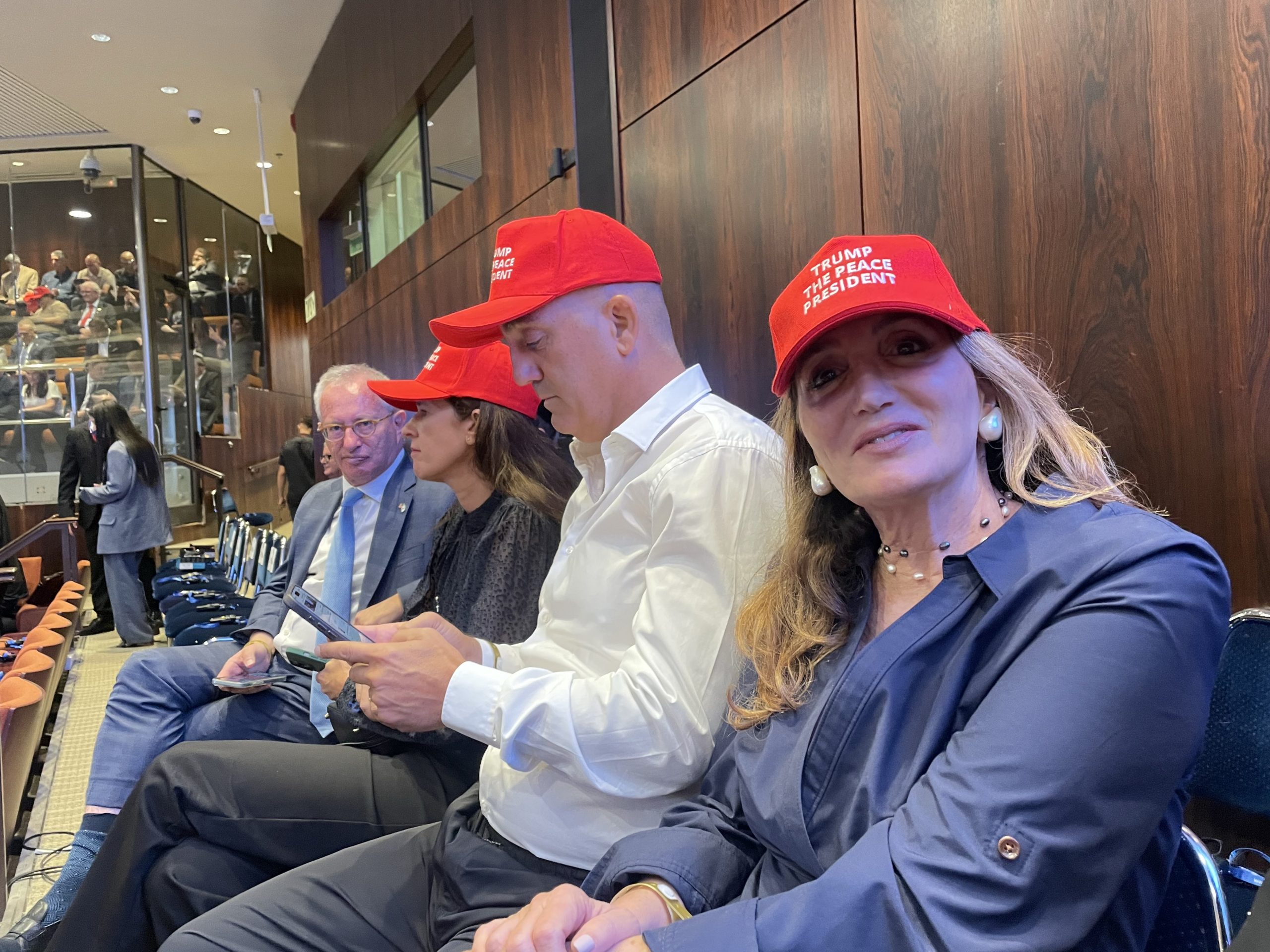 Στην ισραηλινή Βουλή μοιράζουν καπέλα με το σύνθημα «Trump the peace president»