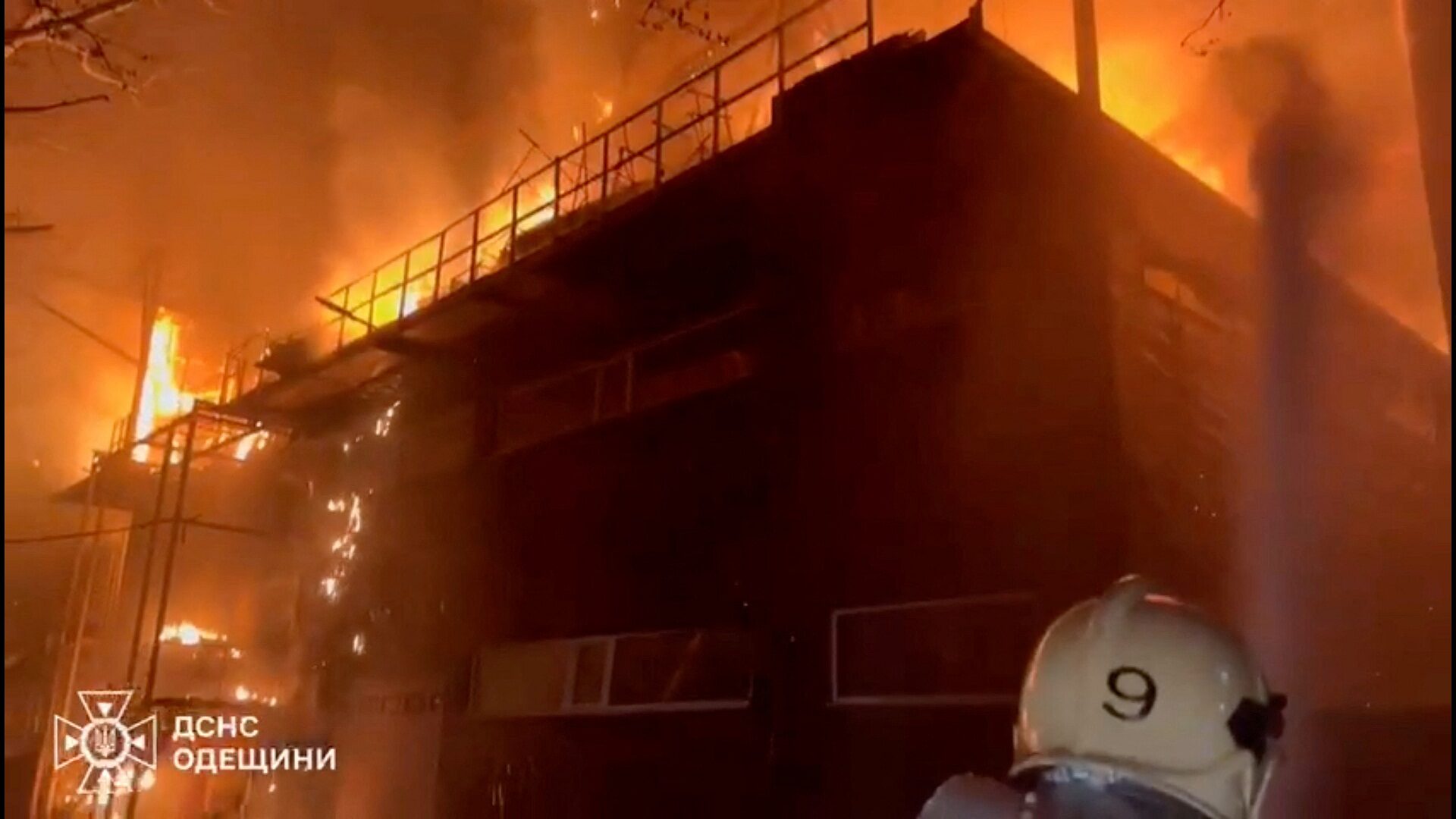 Μαζικά ρωσικά πλήγματα στην Οδησσό: Στις φλόγες εγκαταστάσεις ενέργειας και καυσίμων (βίντεο)