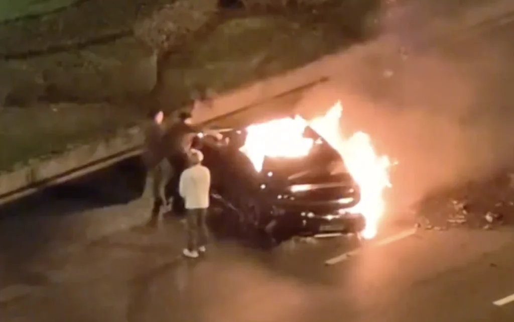 Κίνα: Ηλεκτρικό αυτοκίνητο της Xiaomi έπιασε φωτιά μετά από σύγκρουση – Μπλόκαραν οι πόρτες & ο οδηγός κάηκε (βίντεο)