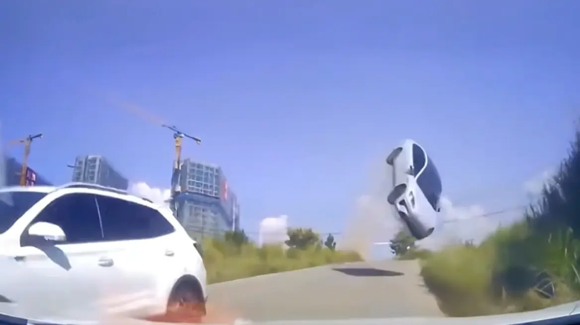 Κίνα: H στιγμή που ηλεκτρικό αυτοκίνητο «απογειώνεται» 4 μέτρα πάνω από το έδαφος! (βίντεο)