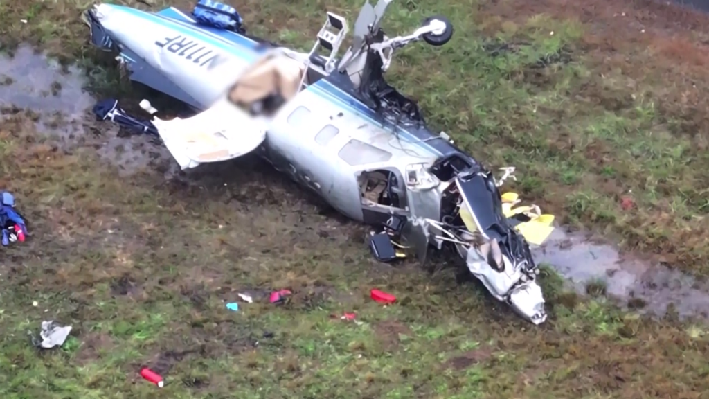 Νεκροί οι επιβαίνοντες αεροπλάνου που συνετρίβη στη Μασαχουσέτη – Δείτε βίντεο και φωτογραφίες