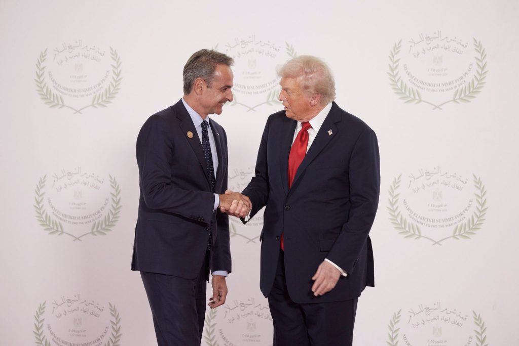 Ο Ν.Τραμπ «έδειξε» τον Κ.Μητσοτάκη: «Υπάρχουν κάποια άτομα εδώ που δεν τα χωνεύω καθόλου!» (βίντεο)