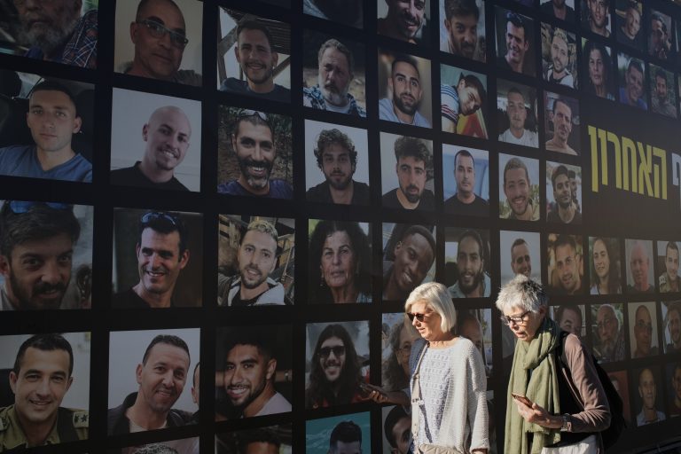 Απελευθερώνονται και οι υπόλοιποι όμηροι – Σπεύδει ο Ερυθρός Σταυρός να τους παραλάβει