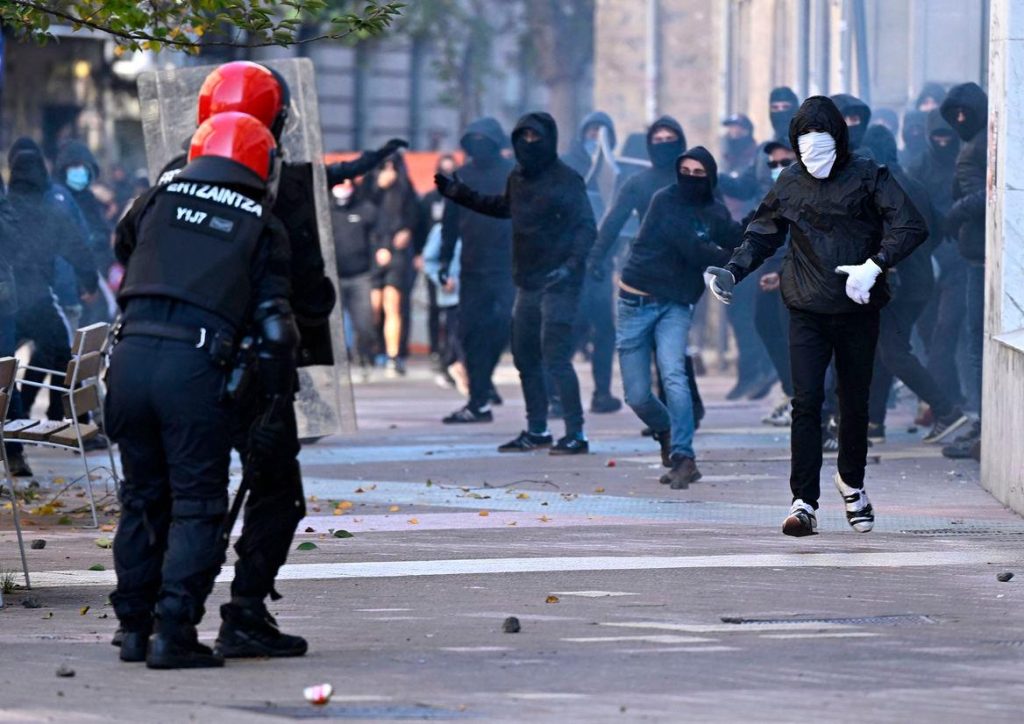 Ισπανία: Άγρια επεισόδια ανάμεσα στην αστυνομία και τους υμνητές του καθεστώτος Φράνκο – Δείτε βίντεο