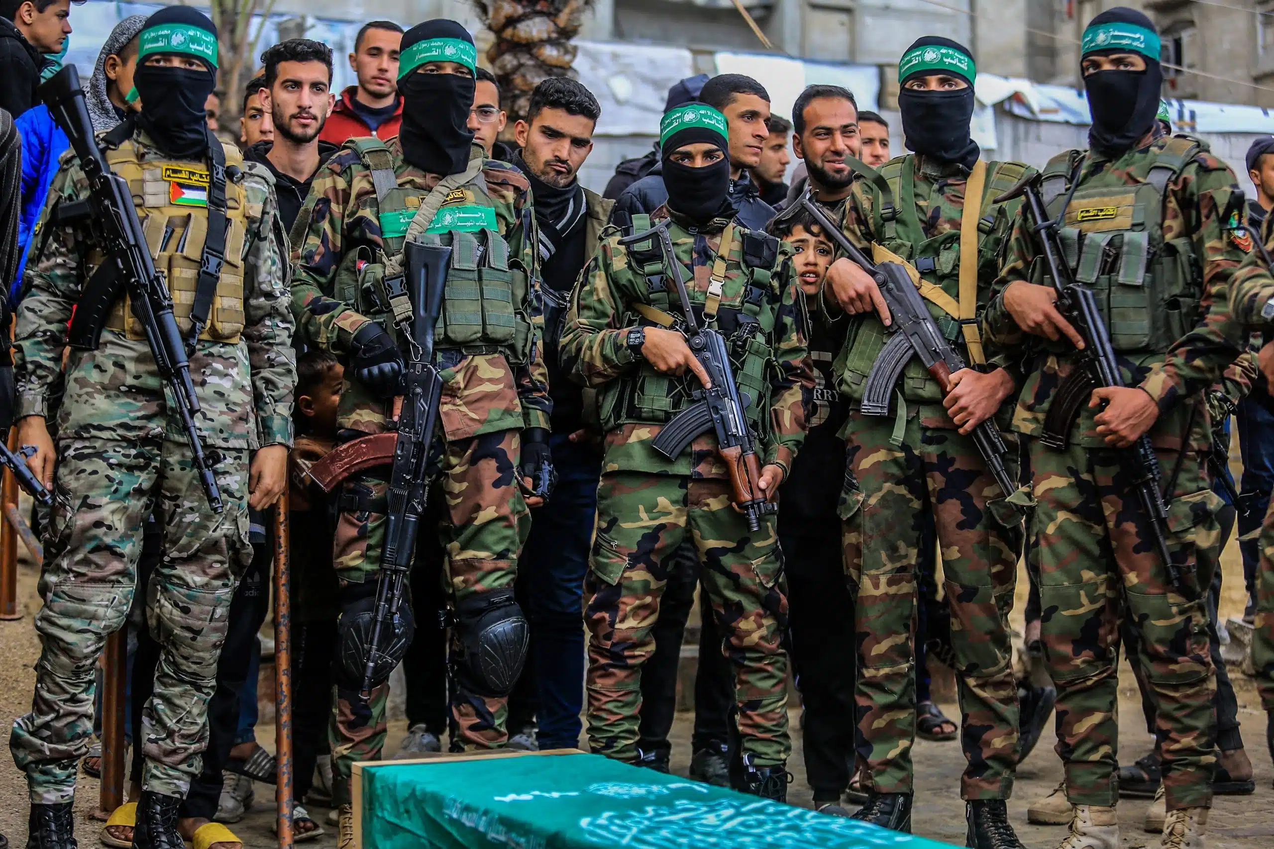 Σκληρό βίντεο: Παλαιστίνιοι εκτελούν εν ψυχρώ στην απελευθερωμένη Γάζα πληροφοριοδότες των Ισραηλινών