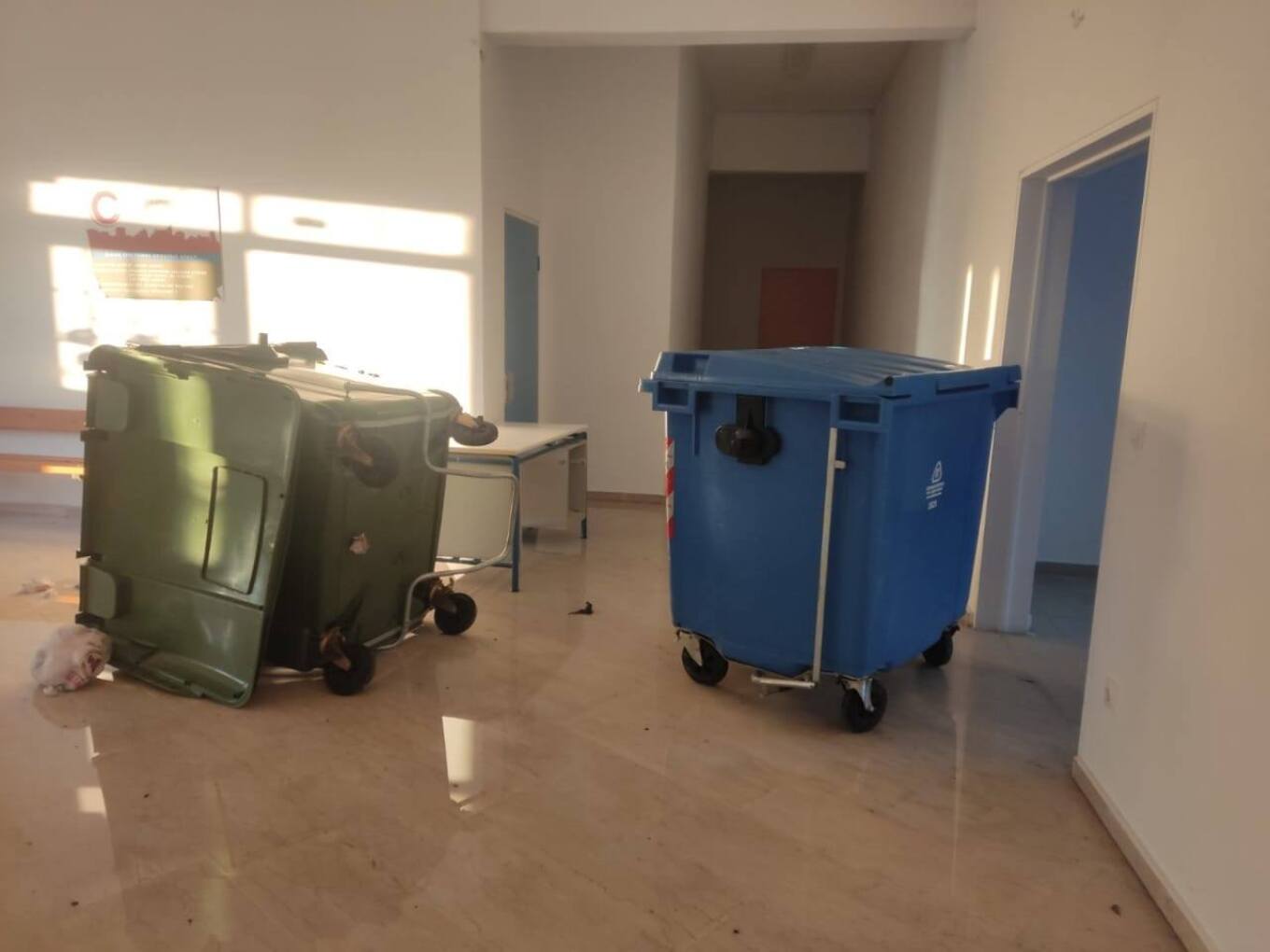 «Εμπόλεμη ζώνη» σχολείο στην Άνδρο: Άγνωστοι πλημμύρισαν το ΓΕΛ-ΕΠΑΛ του νησιού – Δείτε φωτογραφίες