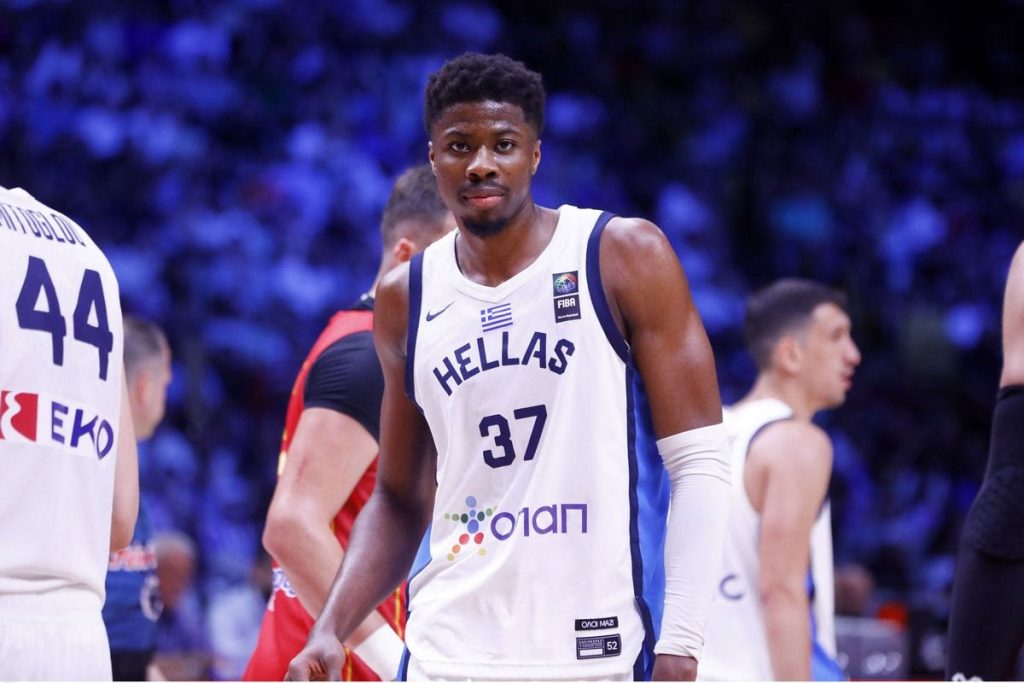 Ρεπόρτερ του ΝΒΑ τρόλαρε τους Αντετοκούνμπο και την οικογενειοκρατία στους Μπακς – «Μόνο ο Κώστας δεν έχει πάει!»